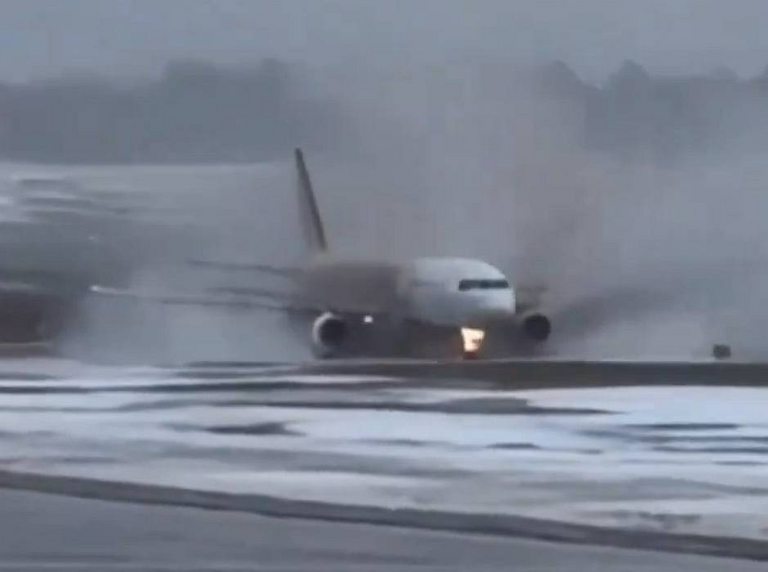 Lituania dramático aterrizaje de avión que derrapó en pista barrosa
